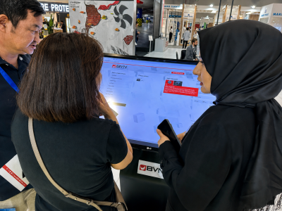 Visitors using the BVN selection software kiosk at ISK-SODEX Istanbul 2023
